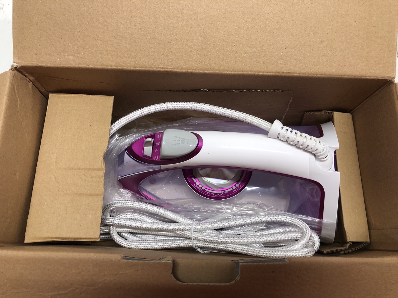 Lot 529  
            Edinburgh SR24 - Delivery Only 

                
QUANTITY OF KITCHEN & APPLIANCES ITEMS TO INCLUDE MORPHY RICHARDS TURBOGLIDE STEA... - Image 4