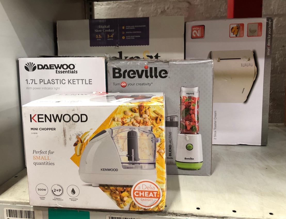 Lot 530  
            Edinburgh SR24 - Delivery Only 

                
QUANTITY OF KITCHEN & APPLIANCES ITEMS TO INCLUDE KENWOOD MINI CHOPPER, 0.35 LITR...