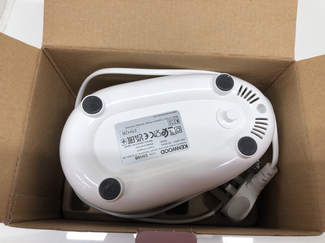 Lot 530  
            Edinburgh SR24 - Delivery Only 

                
QUANTITY OF KITCHEN & APPLIANCES ITEMS TO INCLUDE KENWOOD MINI CHOPPER, 0.35 LITR... - Image 4