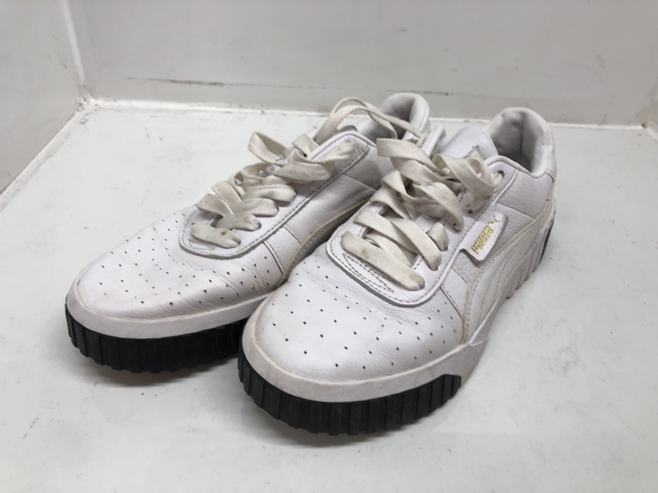 Lot 531  
            Edinburgh SR24 - Delivery Only 

                
1 X BOX OF SHOES TO INCLUDE BLACK SKECHERS TRAINERS  UK 8: LOCATION - BACK RACK - Image 2