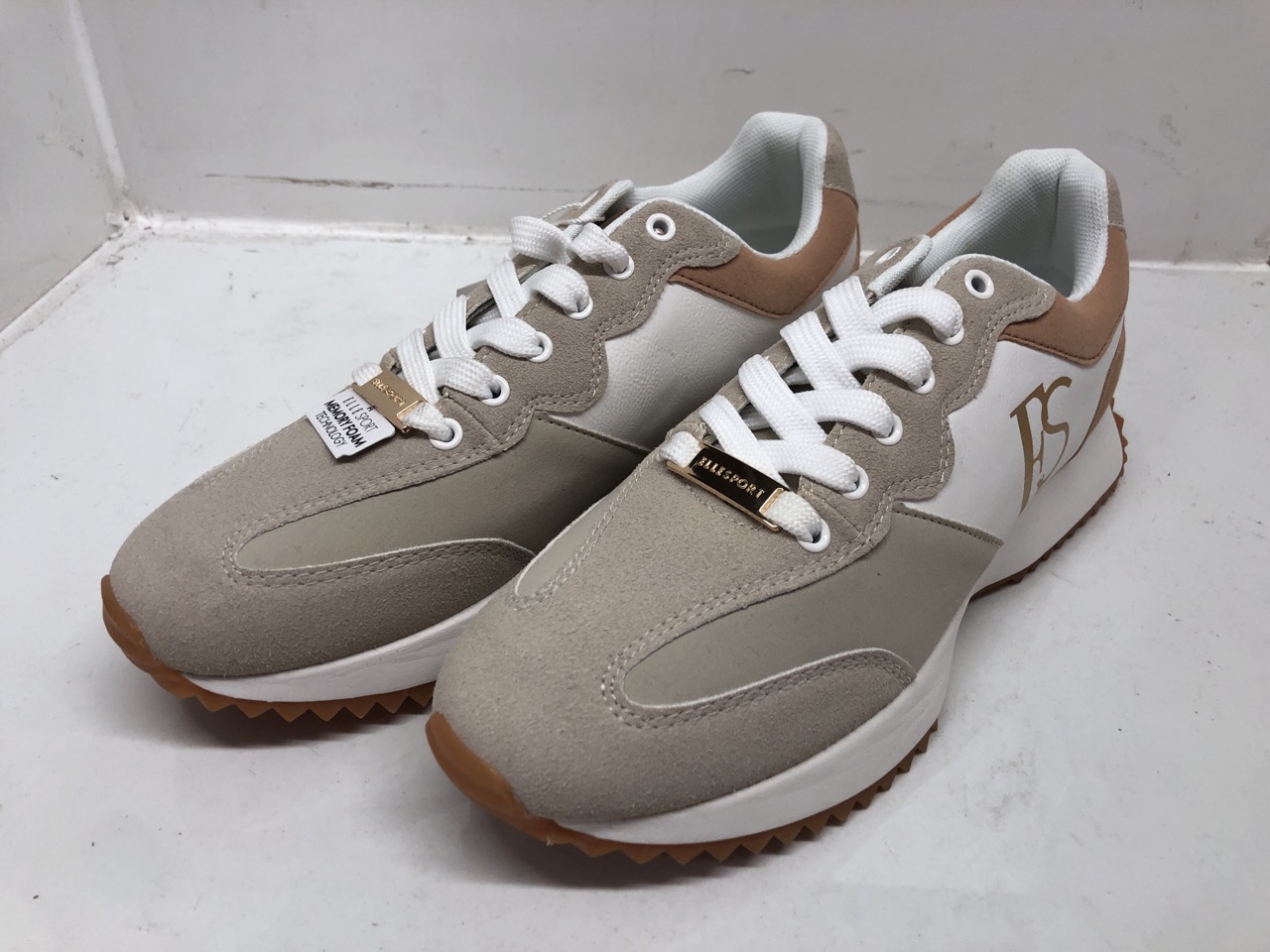 Lot 531  
            Edinburgh SR24 - Delivery Only 

                
1 X BOX OF SHOES TO INCLUDE BLACK SKECHERS TRAINERS  UK 8: LOCATION - BACK RACK - Image 3