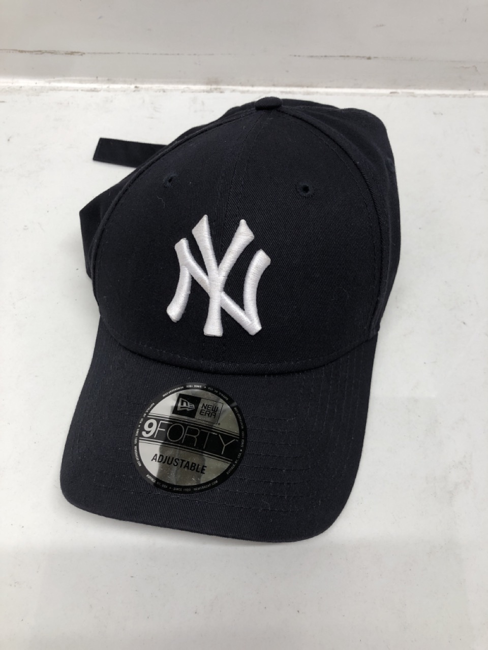 Lot 531  
            Edinburgh SR24 - Delivery Only 

                
1 X BOX OF SHOES TO INCLUDE BLACK SKECHERS TRAINERS  UK 8: LOCATION - BACK RACK - Image 4