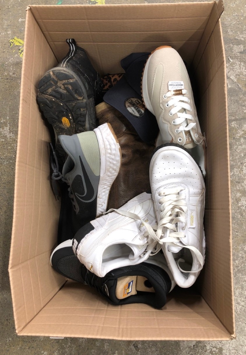 Lot 531  
            Edinburgh SR24 - Delivery Only 

                
1 X BOX OF SHOES TO INCLUDE BLACK SKECHERS TRAINERS  UK 8: LOCATION - BACK RACK - Image 5
