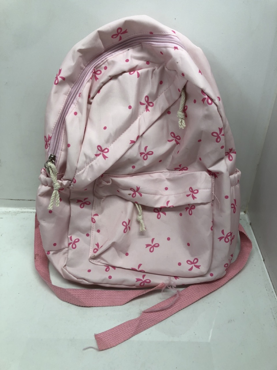 Lot 532  
            Edinburgh SR24 - Delivery Only 

                
1 X BOX OF BAGS TO INCLUDE RED FLYMAX BAG: LOCATION - BACK RACK