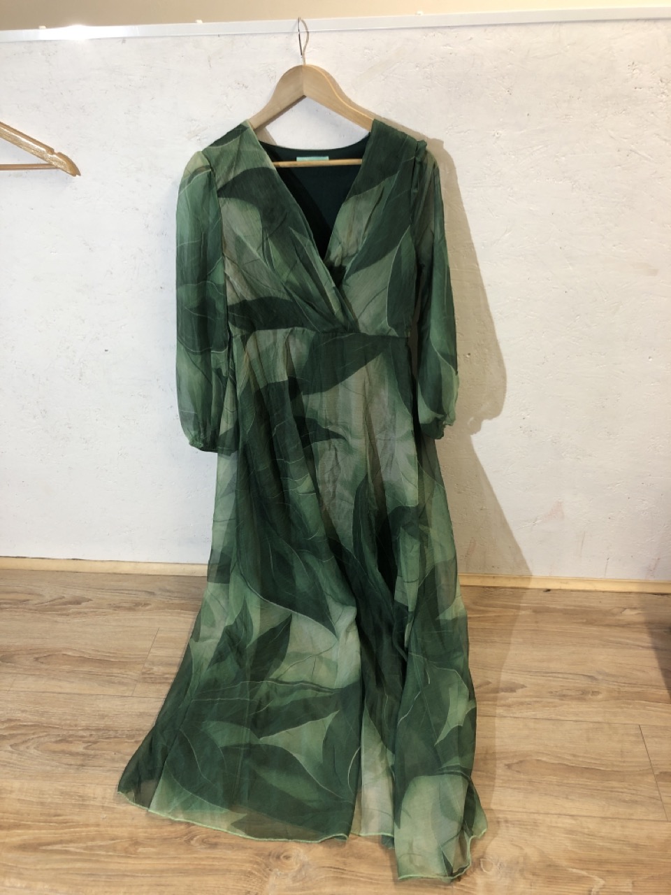 Lot 533  
            Edinburgh SR24 - Delivery Only 

                
1 X BOX OF CLOTHING & APPAREL TO INCLUDE GOLD SPARKLY NEW LOOK DRESS UK 12: LOCAT... - Image 2