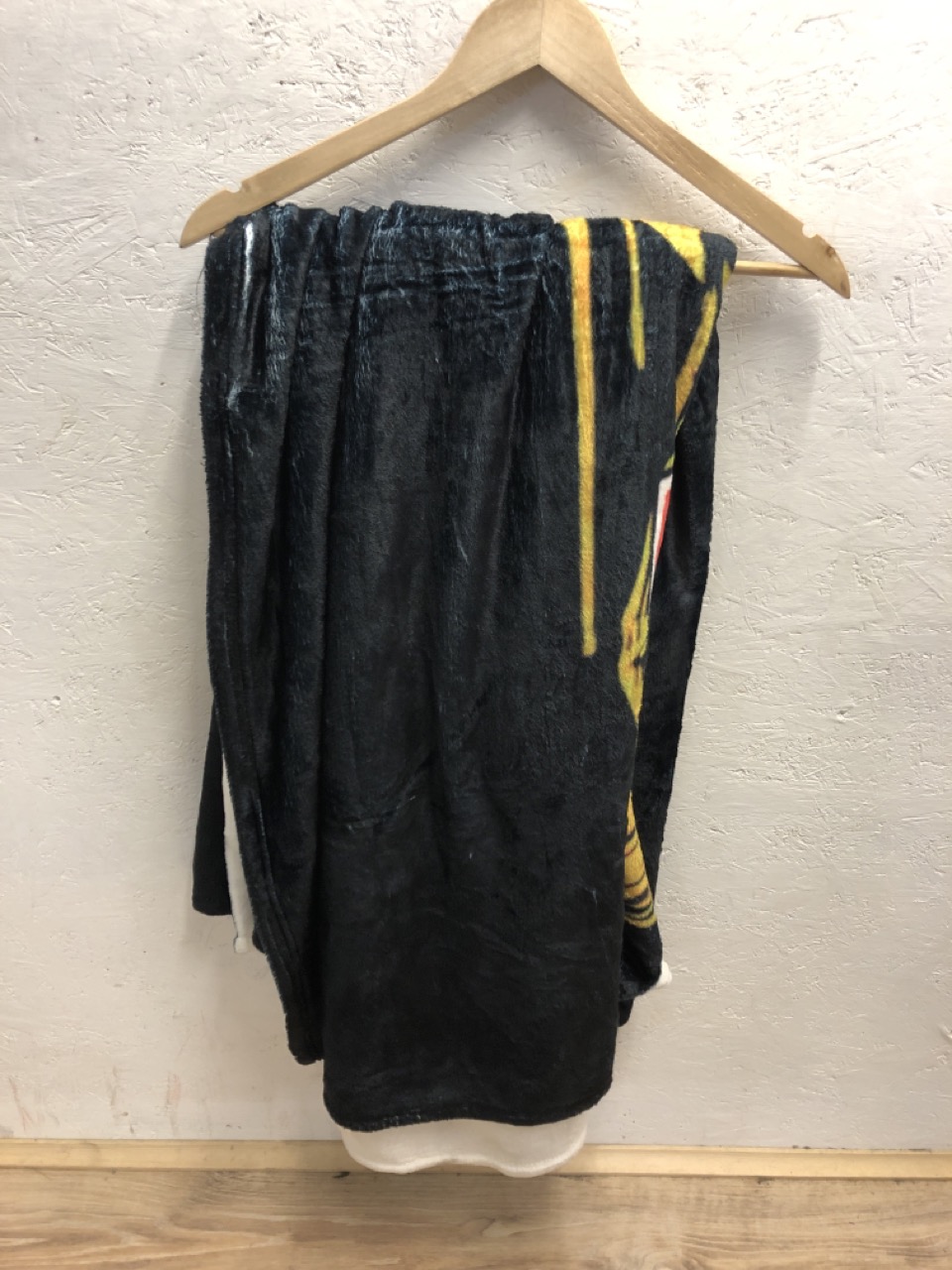 Lot 533  
            Edinburgh SR24 - Delivery Only 

                
1 X BOX OF CLOTHING & APPAREL TO INCLUDE GOLD SPARKLY NEW LOOK DRESS UK 12: LOCAT... - Image 3