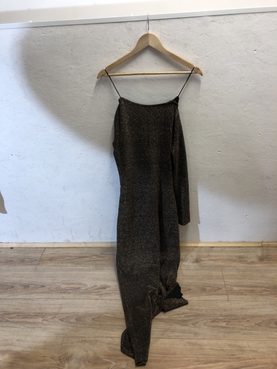 Lot 533  
            Edinburgh SR24 - Delivery Only 

                
1 X BOX OF CLOTHING & APPAREL TO INCLUDE GOLD SPARKLY NEW LOOK DRESS UK 12: LOCAT... - Image 4