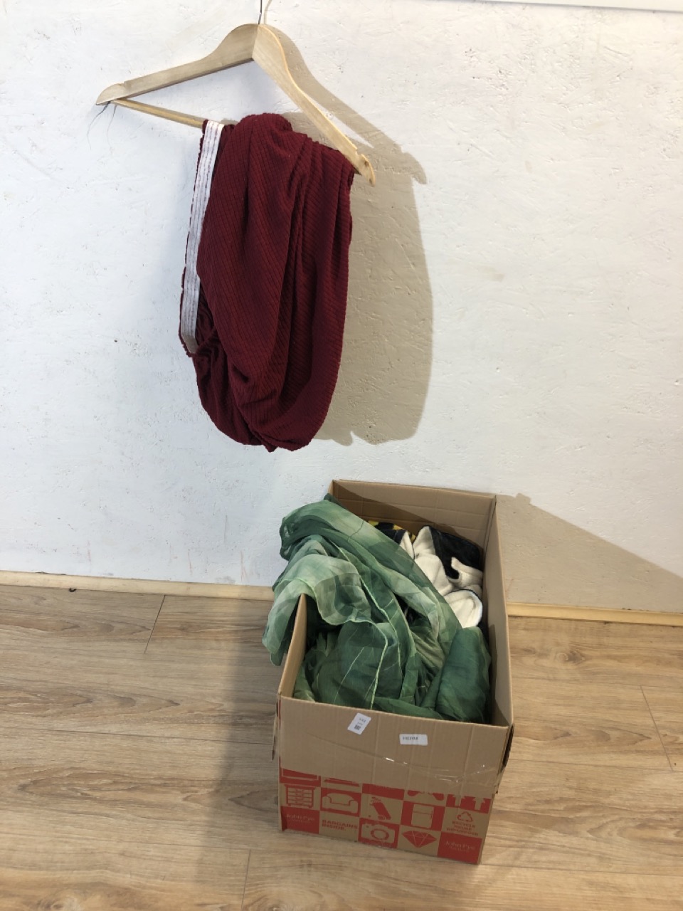 Lot 533  
            Edinburgh SR24 - Delivery Only 

                
1 X BOX OF CLOTHING & APPAREL TO INCLUDE GOLD SPARKLY NEW LOOK DRESS UK 12: LOCAT... - Image 5