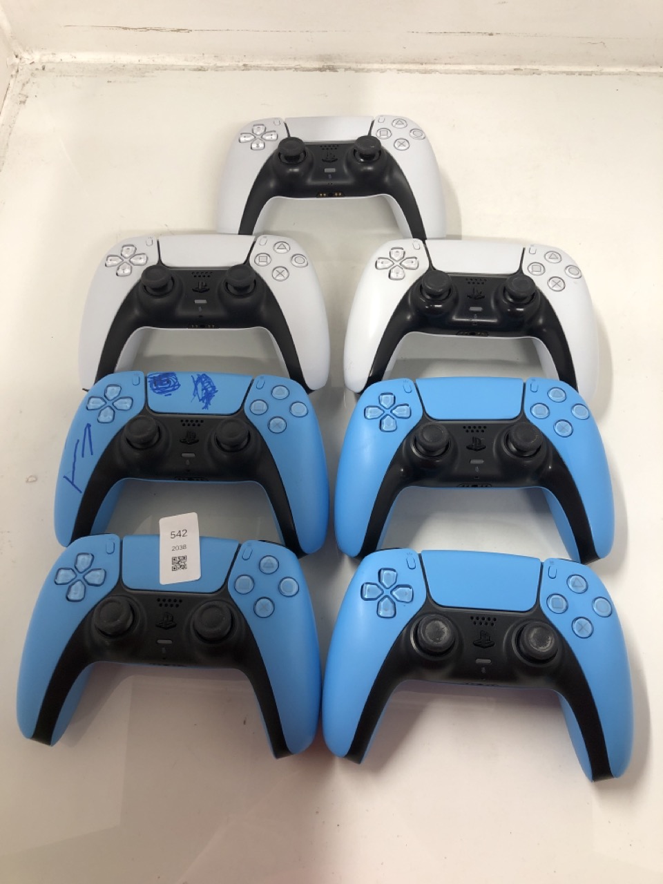 Lot 542  
            Edinburgh SR24 - Delivery Only 

                
QUANTITY OF TECH & GAMING ITEMS TO INCLUDE SONY PLAYSTATION DUALSENSE WIRELESS CO...