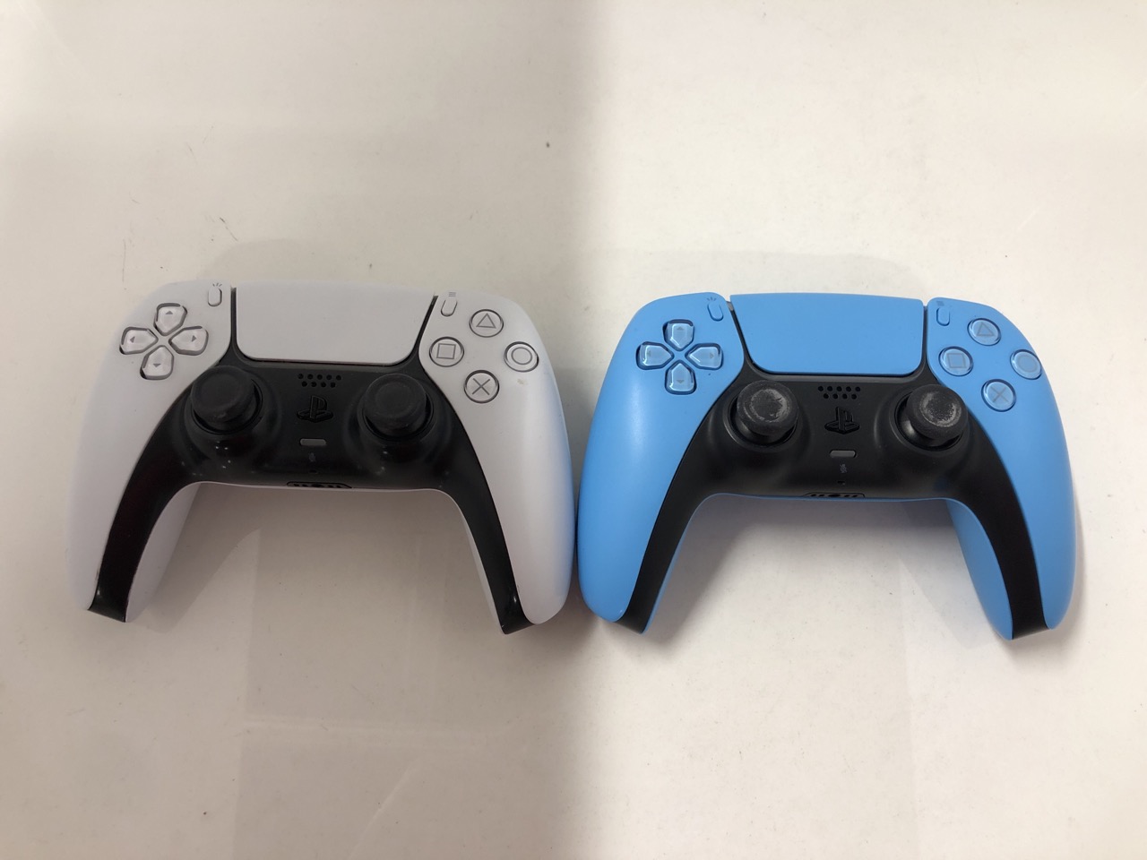 Lot 542  
            Edinburgh SR24 - Delivery Only 

                
QUANTITY OF TECH & GAMING ITEMS TO INCLUDE SONY PLAYSTATION DUALSENSE WIRELESS CO... - Image 2