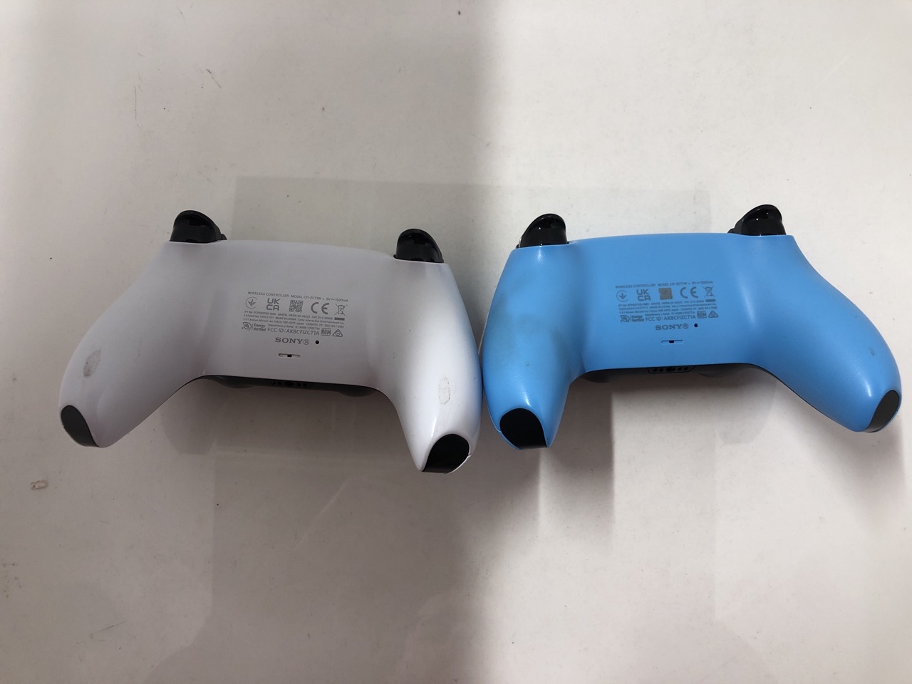 Lot 542  
            Edinburgh SR24 - Delivery Only 

                
QUANTITY OF TECH & GAMING ITEMS TO INCLUDE SONY PLAYSTATION DUALSENSE WIRELESS CO... - Image 3