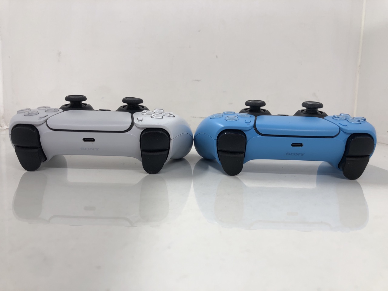 Lot 542  
            Edinburgh SR24 - Delivery Only 

                
QUANTITY OF TECH & GAMING ITEMS TO INCLUDE SONY PLAYSTATION DUALSENSE WIRELESS CO... - Image 4