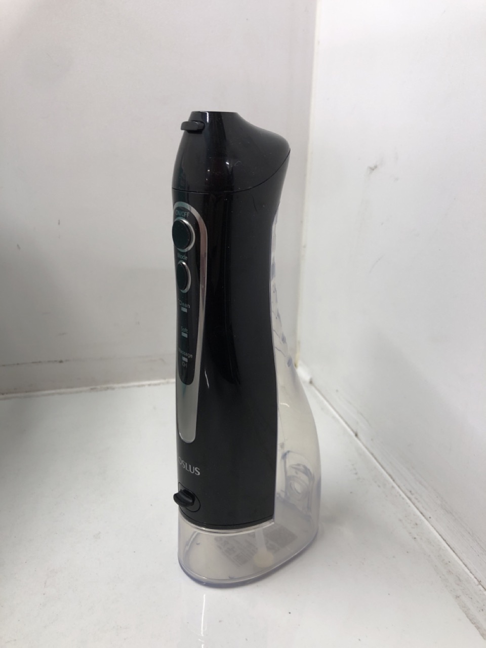 Lot 549  
            Edinburgh SR24 - Delivery Only 

                
QUANTITY OF HEALTH & BEAUTY TO INCLUDE ORAL B IO SERIES 2 WIRELESS TOOTHBRUSH: LO...