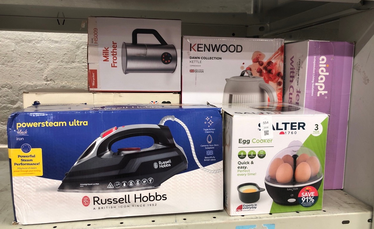 Lot 554  
            Edinburgh SR24 - Delivery Only 

                
QUANTITY OF KITCHEN & APPLIANCES ITEMS TO INCLUDE RUSSELL HOBBS STEAM IRON [3100W...