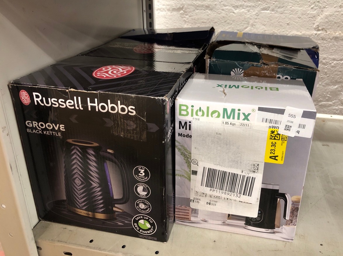 Lot 555  
            Edinburgh SR24 - Delivery Only 

                
QUANTITY OF KITCHEN & APPLIANCES ITEMS TO INCLUDE RUSSELL HOBBS GROOVE ELECTRIC 1...