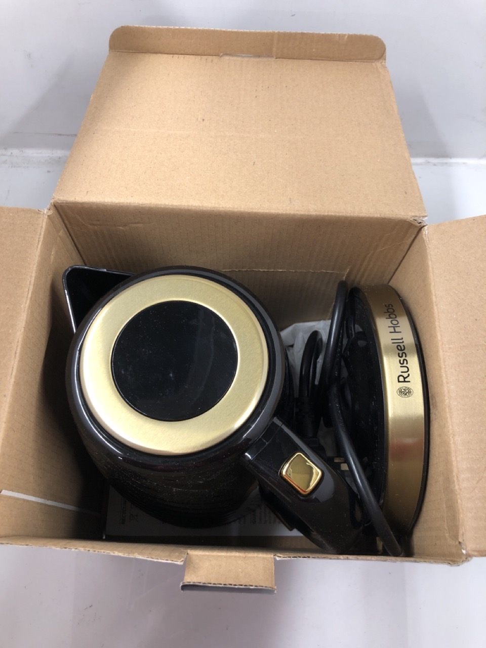 Lot 555  
            Edinburgh SR24 - Delivery Only 

                
QUANTITY OF KITCHEN & APPLIANCES ITEMS TO INCLUDE RUSSELL HOBBS GROOVE ELECTRIC 1... - Image 4