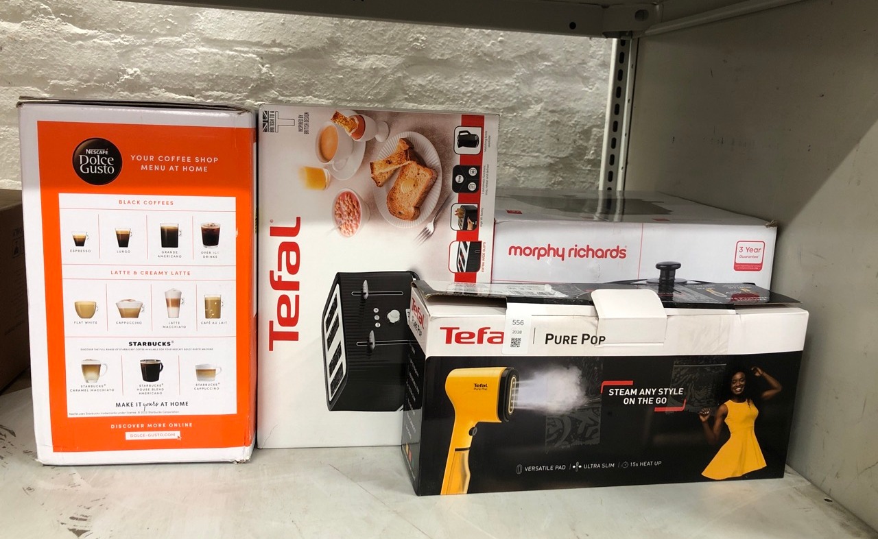 Lot 556  
            Edinburgh SR24 - Delivery Only 

                
QUANTITY OF KITCHEN & APPLIANCES ITEMS TO INCLUDE TEFAL PURE POP SLIM HANDHELD CL...