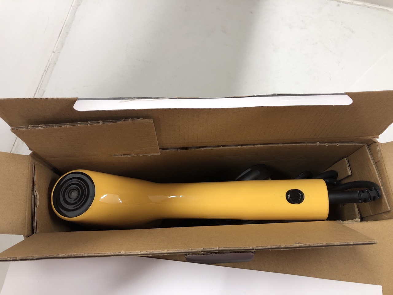 Lot 556  
            Edinburgh SR24 - Delivery Only 

                
QUANTITY OF KITCHEN & APPLIANCES ITEMS TO INCLUDE TEFAL PURE POP SLIM HANDHELD CL... - Image 4