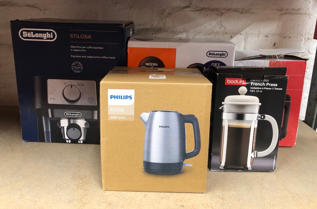 Lot 60  
            Edinburgh SR24 - Delivery Only 

                
QUANTITY OF KITCHEN & APPLIANCES ITEMS TO INCLUDE PHILIPS KETTLE 3000 SERIES : LO...