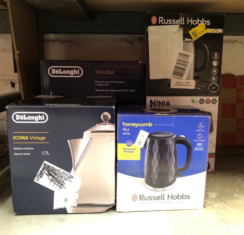 Lot 61  
            Edinburgh SR24 - Delivery Only 

                
QUANTITY OF KITCHEN & APPLIANCES ITEMS TO INCLUDE RUSSELL HOBBS HONEYCOMB ELECTRI...
