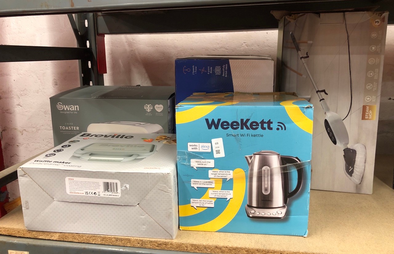 Lot 69  
            Edinburgh SR24 - Delivery Only 

                
QUANTITY OF KITCHEN & APPLIANCES ITEMS TO INCLUDE BREVILLE DURACERAMIC WAFFLE MAK...