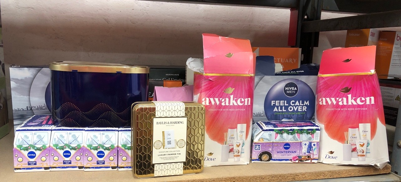Lot 70  
            Edinburgh SR24 - Delivery Only 

                
QUANTITY OF HEALTH & BEAUTY ITEMS TO INCLUDE BAYLIS & HARDING SWEET MANDARIN & GR...