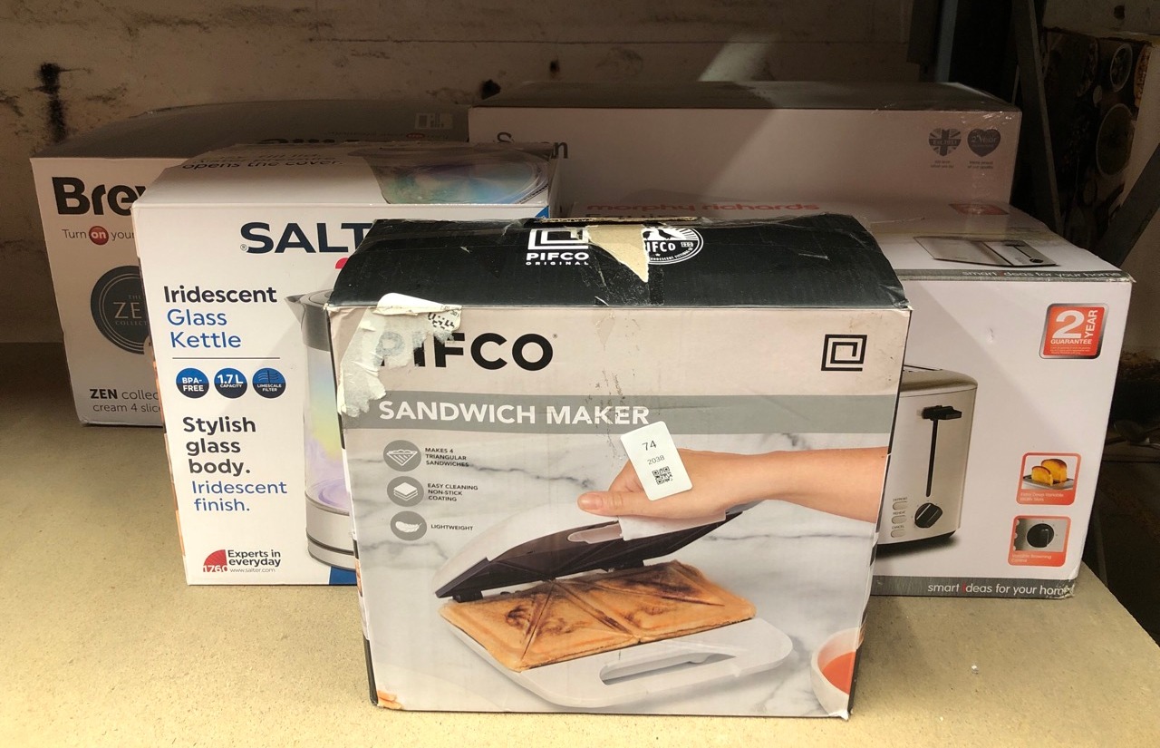 Lot 74  
            Edinburgh SR24 - Delivery Only 

                
QUANTITY OF KITCHEN & APPLIANCES ITEMS TO INCLUDE PIFCO 750W WHITE SANDWICH TOAST...