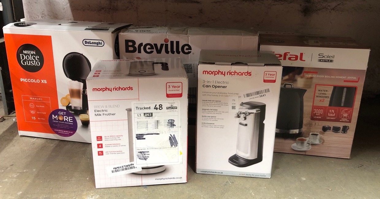 Lot 75  
            Edinburgh SR24 - Delivery Only 

                
QUANTITY OF KITCHEN & APPLIANCES ITEMS TO INCLUDE MORPHY RICHARDS MILK FROTHER EL...