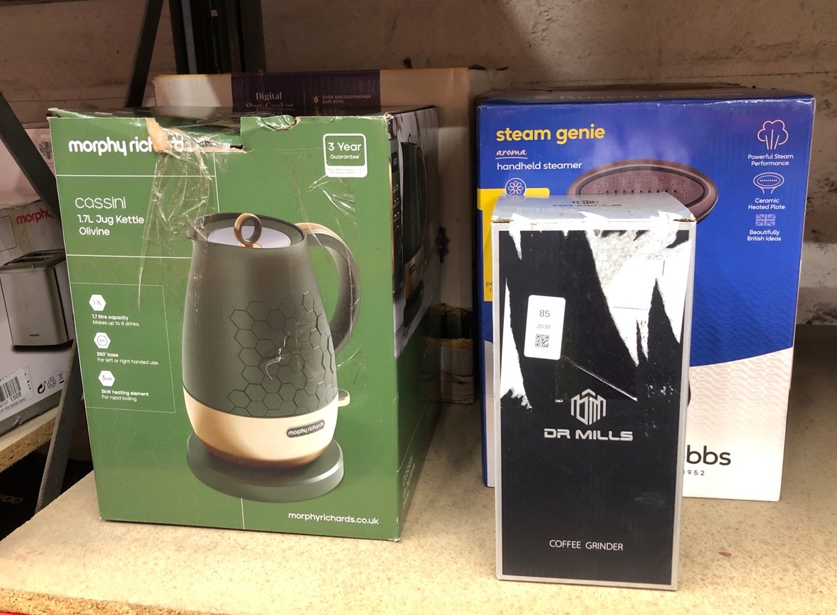 Lot 85  
            Edinburgh SR24 - Delivery Only 

                
QUANTITY OF KITCHEN & APPLIANCES ITEMS TO INCLUDE MORPHY RICHARDS CASSINI JUG KET...