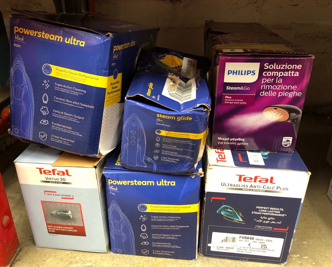 Lot 88  
            Edinburgh SR24 - Delivery Only 

                
QUANTITY OF KITCHEN & APPLIANCES ITEMS TO INCLUDE PHILIPS STEAM&GO PLUS HANDHELD ...