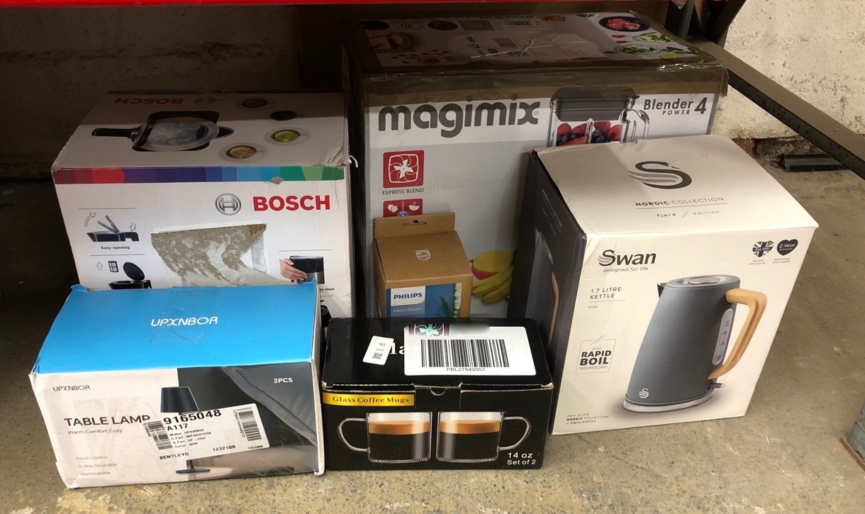 Lot 90  
            Edinburgh SR24 - Delivery Only 

                
QUANTITY OF KITCHEN & APPLIANCES ITEMS TO INCLUDE SWAN SK19024 FJORD JUG KETTLE W...