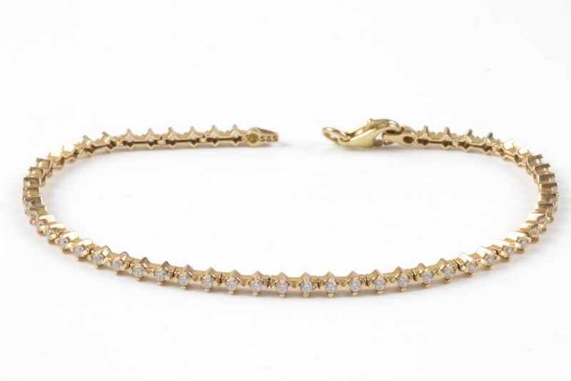 Lot 120  
            Nottingham Luxury Room - Delivery Only 

                
14K Clear Stone Tennis Bracelet, 16cm, 3.9g (Faulty Clasp). Auction Guide: £150-£...