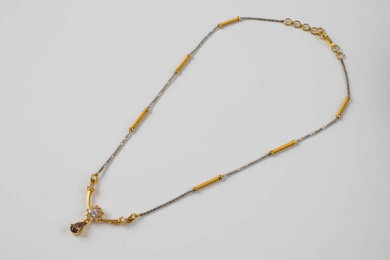 Lot 124  
            Nottingham Luxury Room - Delivery Only 

                
20K Yellow Flower Drop Pendant, 2.5g on 18K Bi-colour Chain, 35cm, 5.5g.  Auction...