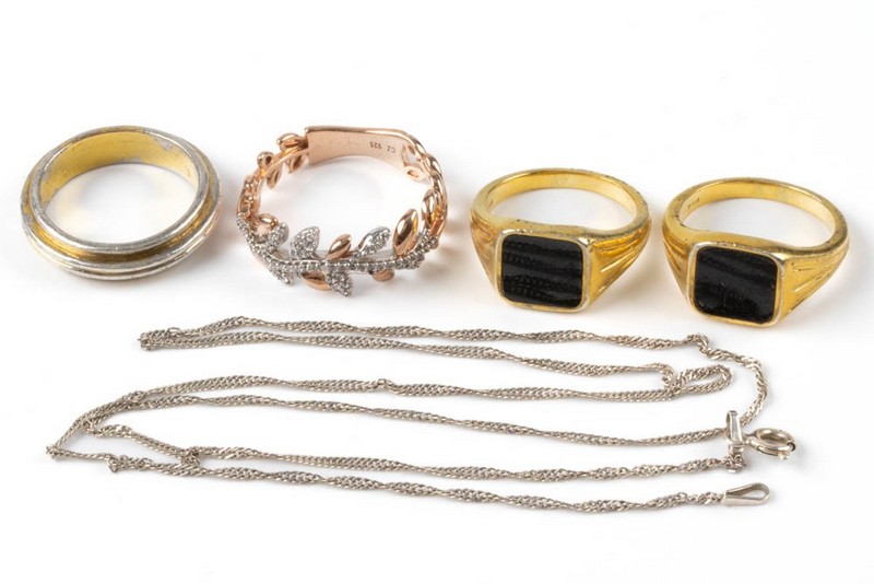 Lot 128  
            Nottingham Luxury Room - Delivery Only 

                
Gold Plated Silver Selection of Four Rings, Sizes M½, O, P½, U½. Silver Twist Cha...