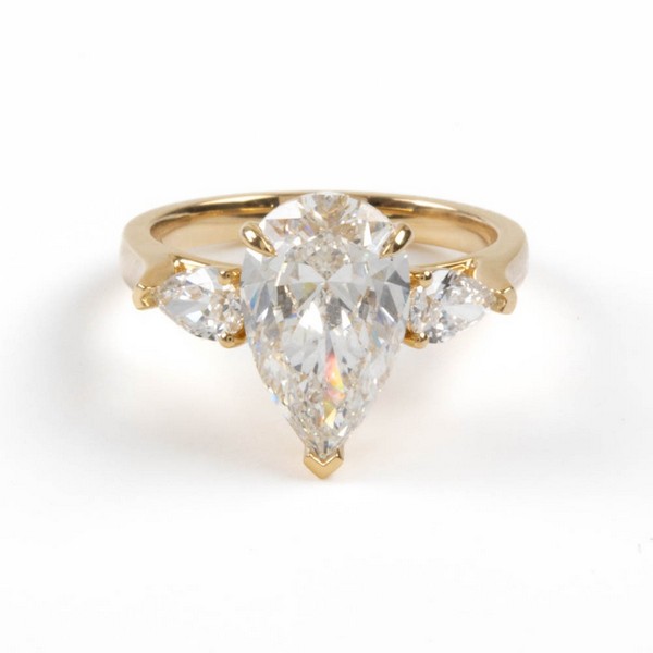 Lot 12  
            Nottingham Luxury Room - Delivery Only 

                
18K Yellow 3.01ct Laboratory Grown Pear Brilliant-cut Diamond with Shoulders Ring...