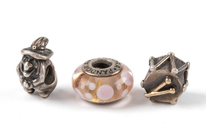 Lot 133  
            Nottingham Luxury Room - Delivery Only 

                
Pandora Silver Selection of Three Charms, 11.1g (VAT Only Payable on Buyers Premium)