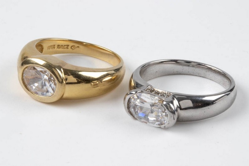 Lot 147  
            Nottingham Luxury Room - Delivery Only 

                
Silver Gold Plated Oval Clear Stone Ring, Size R. Silver Oval Clear Stone Ring, S...