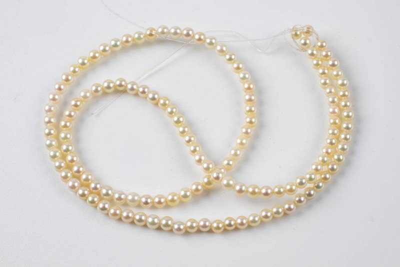 Lot 194  
            Nottingham Luxury Room - Delivery Only 

                
Japanese Cultured Pearls String of 4mm Beads, 41cm