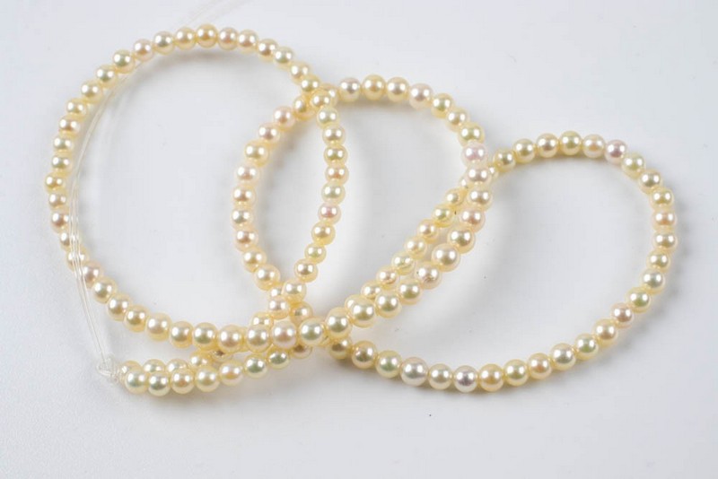 Lot 195  
            Nottingham Luxury Room - Delivery Only 

                
Japanese Cultured Pearls String of 4mm Beads, 41cm