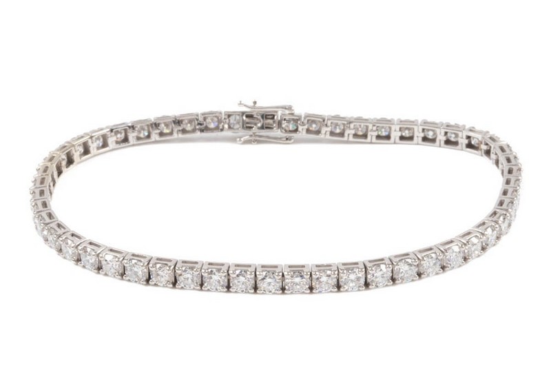 Lot 24  
            Nottingham Luxury Room - Delivery Only 

                
9K White 7.04ct Laboratory Grown Diamond Tennis Bracelet, 17.5cm, 7.8g.  Auction ...