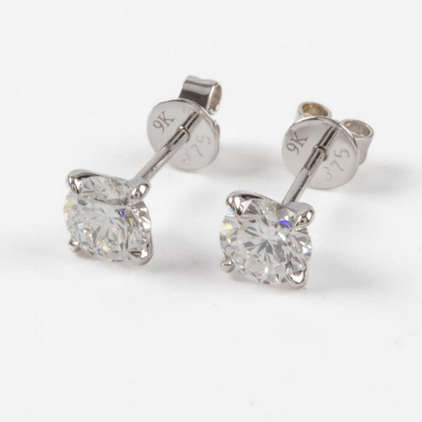 Lot 44  
            Nottingham Luxury Room - Delivery Only 

                
9K White 1.02ct total Laboratory Grown Round Brilliant-cut Diamond Stud Earrings,...