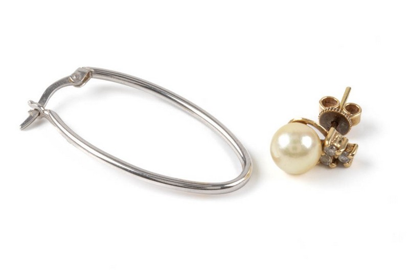 Lot 84  
            Nottingham Luxury Room - Delivery Only 

                
14K White Oval Hoop Single Earring, 3.5x1.8cm. 14K Yellow Clear Stone and Pearl S...