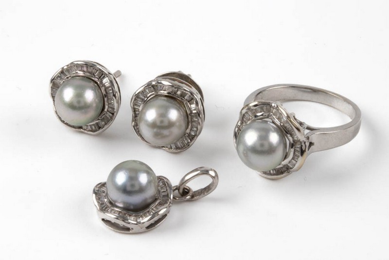 Lot 85  
            Nottingham Luxury Room - Delivery Only 

                
12K White Diamond and Grey Pearl Pair of Stud Earrings, 1.2cm. 12K White Diamond ...