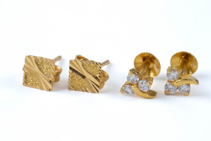 Lot 95  
            Nottingham Luxury Room - Delivery Only 

                
22K Three Clear Stone Pair of Stud Earrings. 22K Square Patterned Stud Earrings, ...