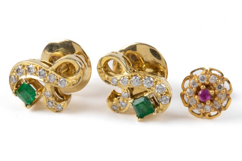 Lot 96  
            Nottingham Luxury Room - Delivery Only 

                
17K Clear and Green Stone Pair of Stud Earrings. 17K Red and Clear Stone Halo Sin...