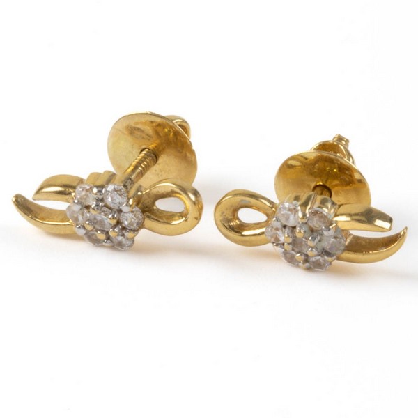Lot 98  
            Nottingham Luxury Room - Delivery Only 

                
20K Clear Stone Flower Pair of Stud Earrings, 3.2g.  Auction Guide: £200-£300 (VA...