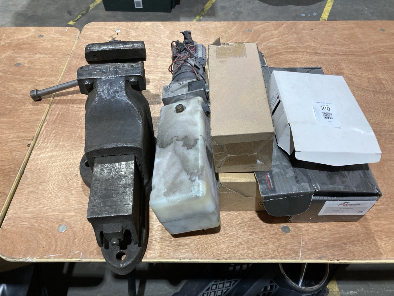 Lot 100  
            Birmingham - Collection Only 

                
ASSORTMENT OF TOOLS AND PARTS TO INCLUDE A VICE