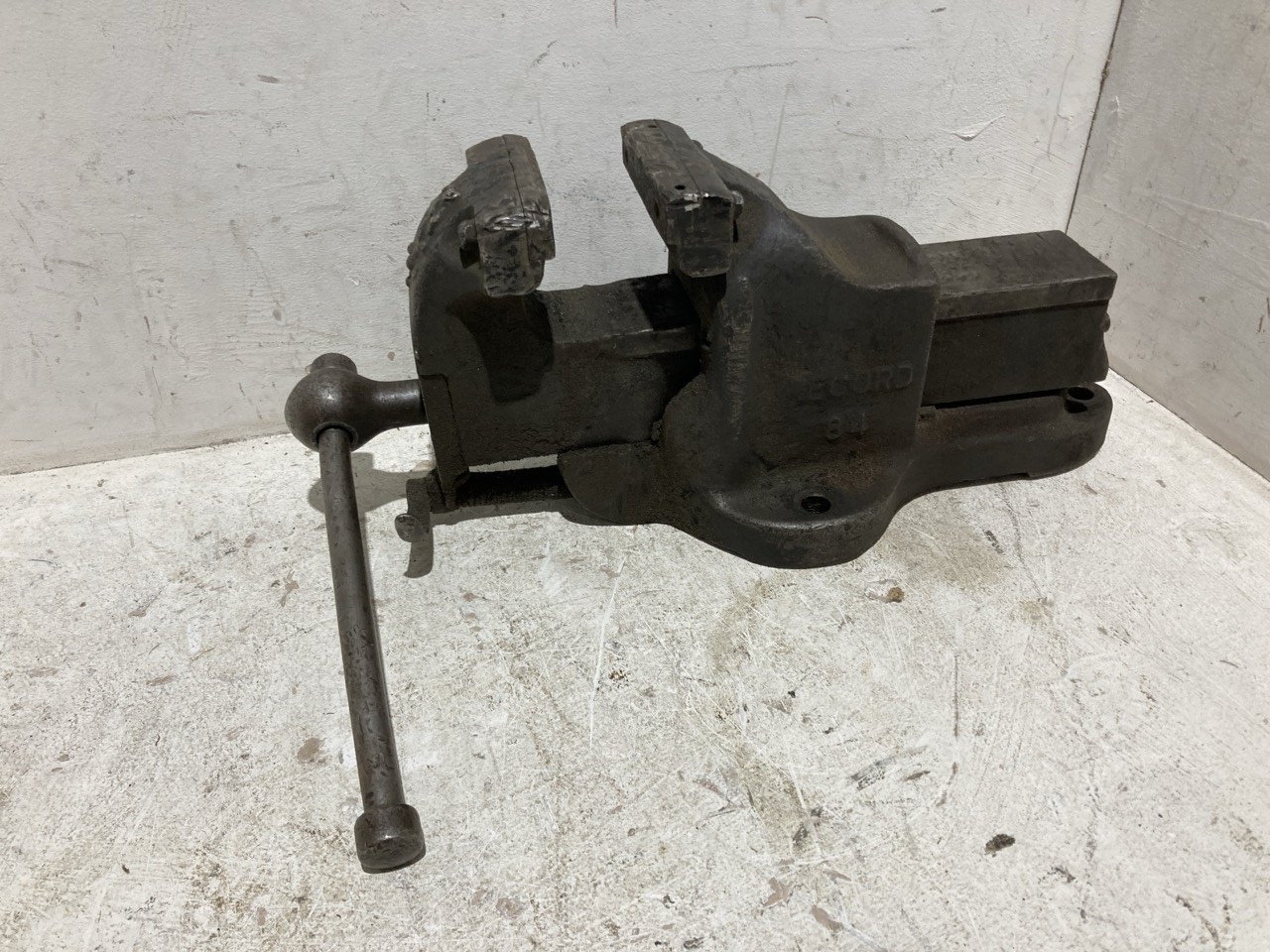 Lot 100  
            Birmingham - Collection Only 

                
ASSORTMENT OF TOOLS AND PARTS TO INCLUDE A VICE - Image 2