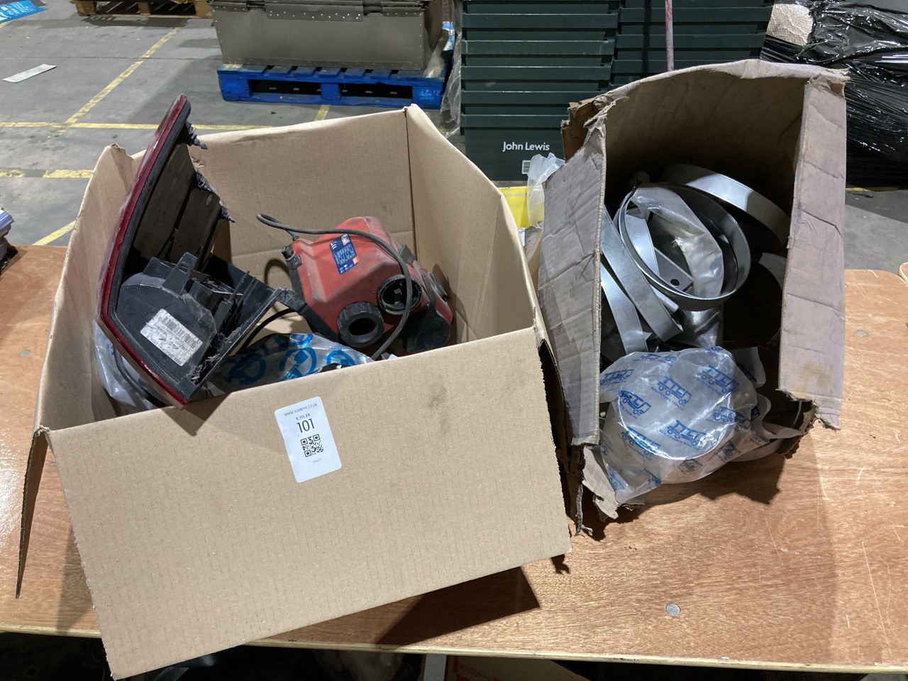 Lot 101  
            Birmingham - Collection Only 

                
ASSORTMENT OF LORRY PARTS TO INCLUDE A RADIO