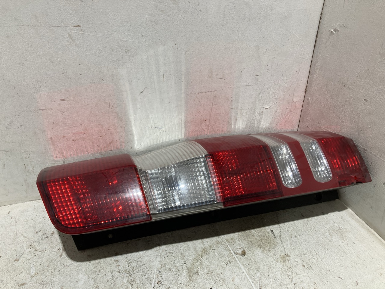 Lot 101  
            Birmingham - Collection Only 

                
ASSORTMENT OF LORRY PARTS TO INCLUDE A RADIO